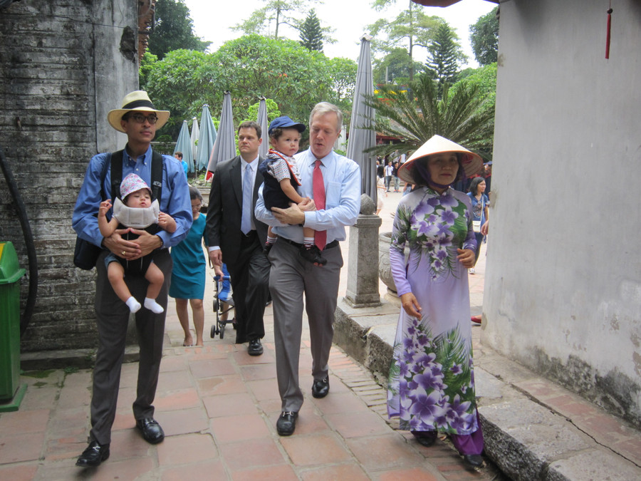 Đại sứ Hoa Kỳ cùng bạn đời di chuyển tới nhà Thái Học.