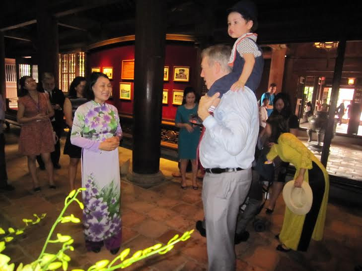 Lắng nghe những lời giới thiệu về Chu Văn An.