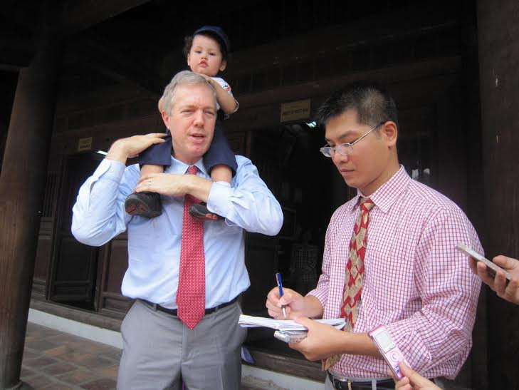 Nói về người thầy đáng nhớ nhất trong đời mình, ngài Ted Osius chia sẻ: Đó là một người thầy, mà cũng không phải một người thầy ở trường Harvard. Đó là một người bạn cùng phòng với ngài Osius, người đã dạy ngài Đại sứ về giá trị của tài năng và khiêm tốn. Ngài Osius cũng nói vui: Hôm nay là ngày nhà giáo, nhưng tôi lại chưa tặng quà cho giáo viên tiếng Việt của tôi.