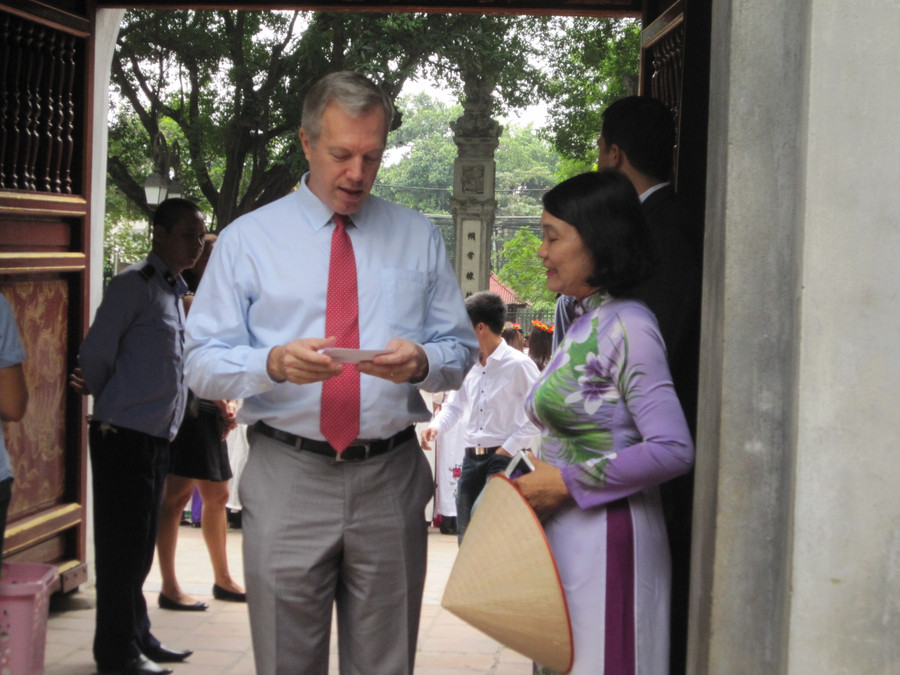 10h sáng chương trình mới bắt đầu, nhưng ngài Đại sứ đã có mặt từ 9h30 để trao đổi trước một vài vấn đề với hướng dẫn viên