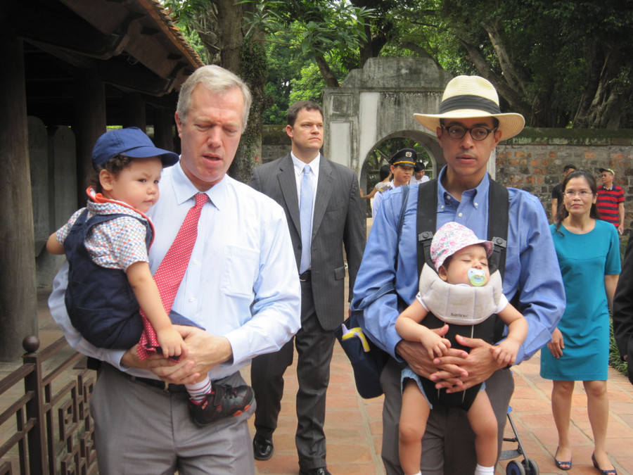 Khi được hỏi về sự khác nhau trong việc thể hiện sự kính trọng đối với thầy cô ở Việt Nam và Hoa Kỳ, ngài Ted Osius cho biết: Tình thầy trò là một tình cảm mạnh mẽ, không có biên giới hay tính quốc gia, dân tộc. Ở Hoa Kỳ hay ở Việt Nam thì đều có sự kính trọng to lớn cho thầy cô giáo. Chỉ có một sự khác biệt nhỏ là ở Việt Nam có ngày Tết ta, vào ngày mùng 3 tết thì mọi người bày tỏ sự kính trọng của mình với thầy cô.