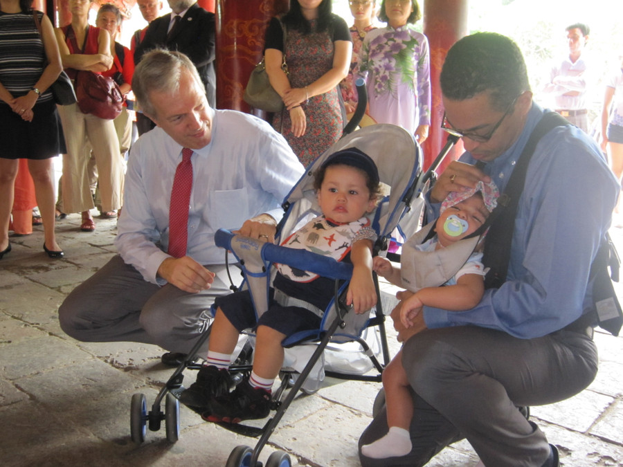 Hai người vẫn không quên chăm sóc ân cần hai em bé.