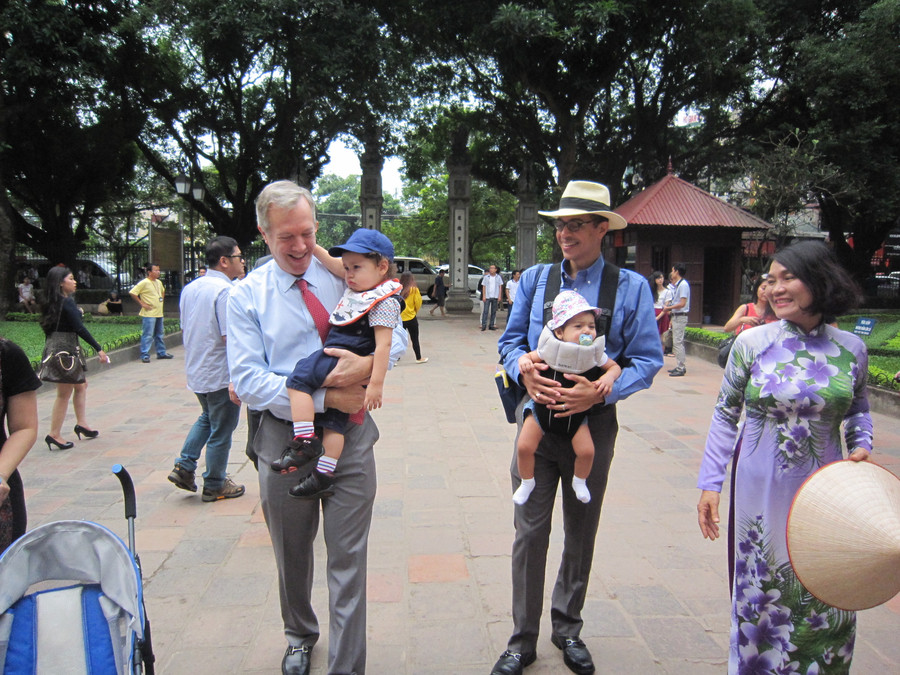 Gần 10h, Đại sứ Hoa Kỳ ra cổng đón người bạn đời Clayton Bond cùng 2 bé con nuôi. Hai người rất ân cần với 2 em bé. Bé trai Tabo được Đại sứ Hoa Kỳ bế trên tay, bé gái Lucy đi cùng người bạn đời Clayton Bond.