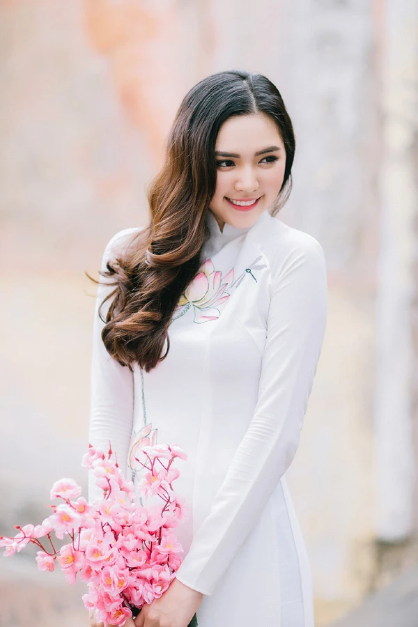 Nhan sắc như hoa đào của hotgirl Sài thành lai 3 dòng máu trong bộ ảnh đón xuân