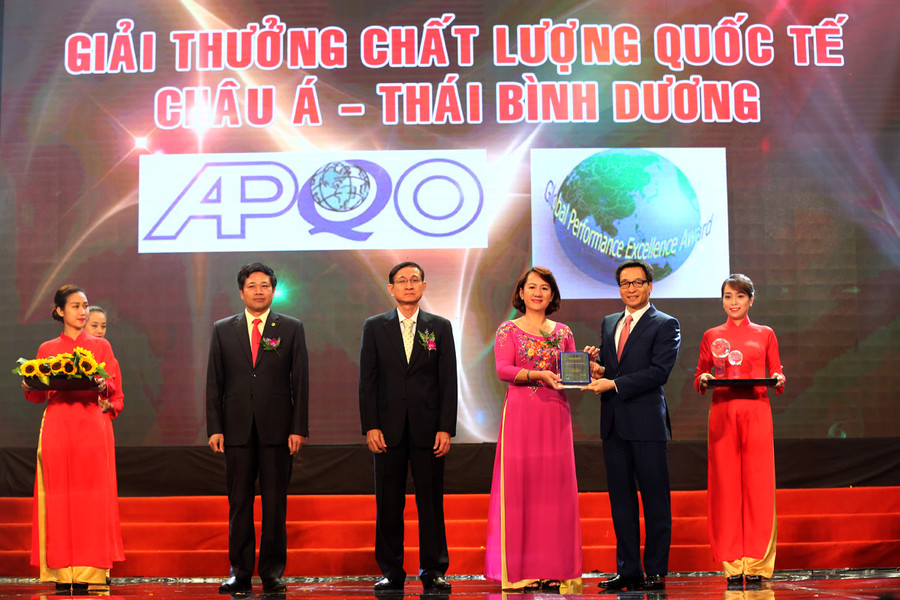 Phó Thủ tướng Vũ Đức Đam trao Giải thưởng Chất lượng quốc tế châu Á-Thái Bình Dương cho 3 DN. Ảnh: VGP/Đình Nam Phó Thủ tướng Vũ Đức Đam trao Giải thưởng Chất lượng quốc tế châu Á-Thái Bình Dương cho 3 DN. Ảnh: VGP/Đình Nam