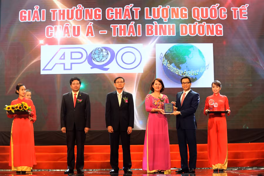 Phó Thủ tướng Vũ Đức Đam trao Giải thưởng Chất lượng quốc tế châu Á-Thái Bình Dương cho 3 DN. Ảnh: VGP/Đình Nam