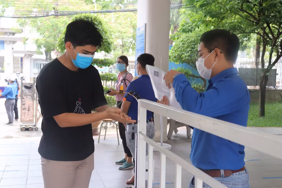 Thí sinh sát khuẩn trước khi vào khu vực trường thi (Điểm thi Trường THTP Phan Châu Trinh)