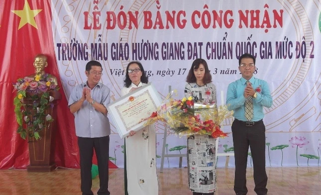 Lãnh đạo huyện Phú Tân trao Quyết định và Bằng công nhận của UBND tỉnh Cà Mau cho tập thể nhà trường