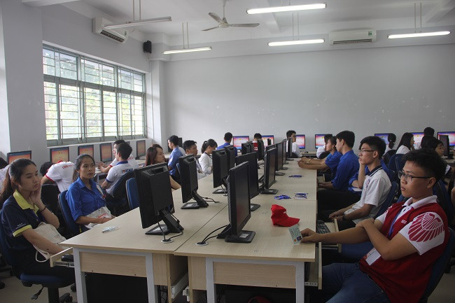 Thí sinh dự thi trắc nghiệm trên máy tính