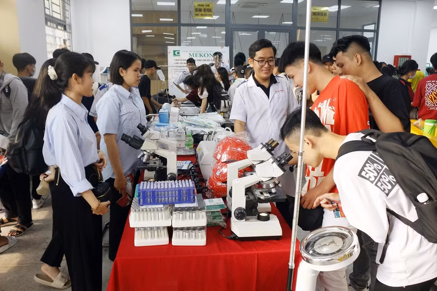 Học sinh lớp 12 tham quan, trải nghiệm tại Khoa Khoa học sức khoẻ Trường ĐH Cửu Long.