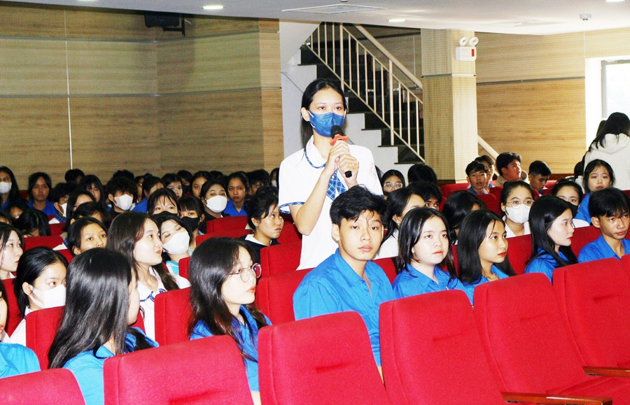 Học sinh lớp 12 đặt câu hỏi cho Ban tư vấn Trường ĐH Cửu Long. Học sinh lớp 12 đặt câu hỏi cho Ban tư vấn Trường ĐH Cửu Long.