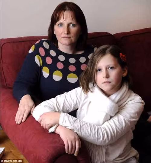 Mẹ bé Ella rất muốn ôm con để an ủi nhưng bà không thể bởi nó sẽ khiến con gái đau hơn