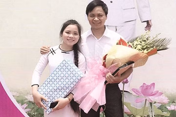 Nữ sinh Nguyễn Thị Huệ và thầy giáo chủ nhiệm.