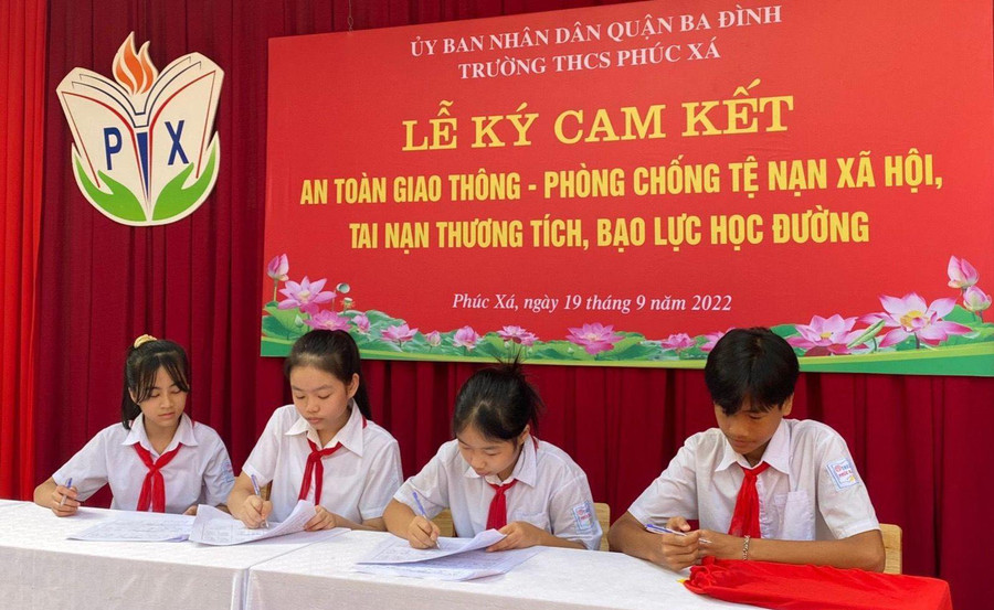 Học sinh Trường THCS Phúc Xá (quận Ba Đình) tham gia ký cam kết và tuyên truyền về ATGT, phòng chống ma tuý, tệ nạn xã hội. Học sinh Trường THCS Phúc Xá (quận Ba Đình) tham gia ký cam kết và tuyên truyền về ATGT, phòng chống ma tuý, tệ nạn xã hội.