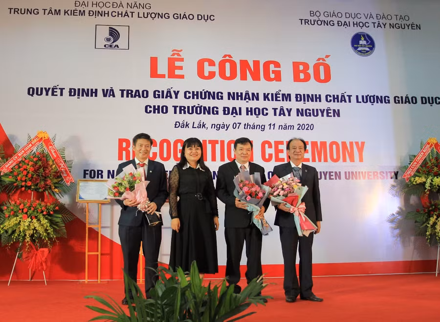 Phó Chủ tịch UBND tỉnh H’ Yim Kđoh tặng hoa chúc mừng lãnh đạo Trường Đại học Tây Nguyên.