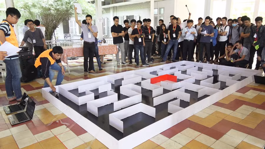 Cuộc thi Robot dò mê cung của Khoa Khoa học công nghệ, trường ĐH Bách khoa, ĐH Đà Nẵng tổ chức