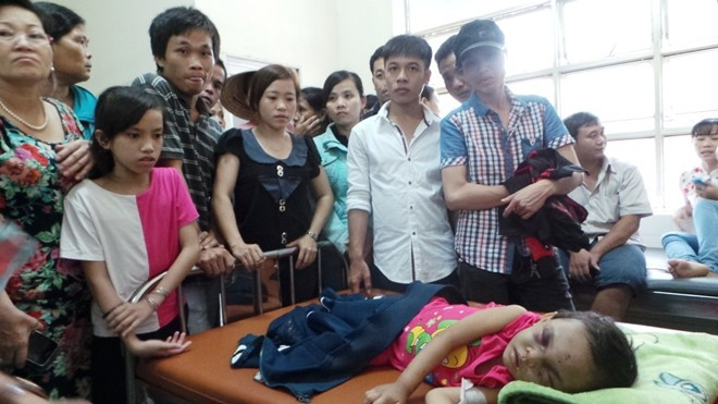 Nhiều người dân xót xa khi đến thăm bé Ngân tại bệnh viện. Nhiều người dân xót xa khi đến thăm bé Ngân tại bệnh viện.