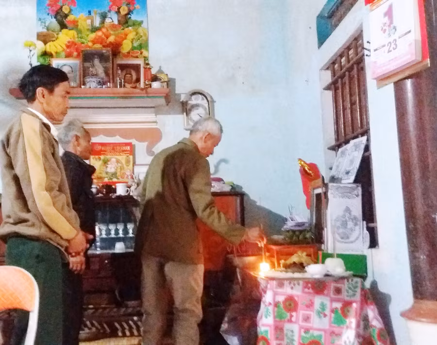 Người dân đến chia buồn, thắp hương cho bé Quỳnh Anh. Ảnh: Ngọc Khánh.