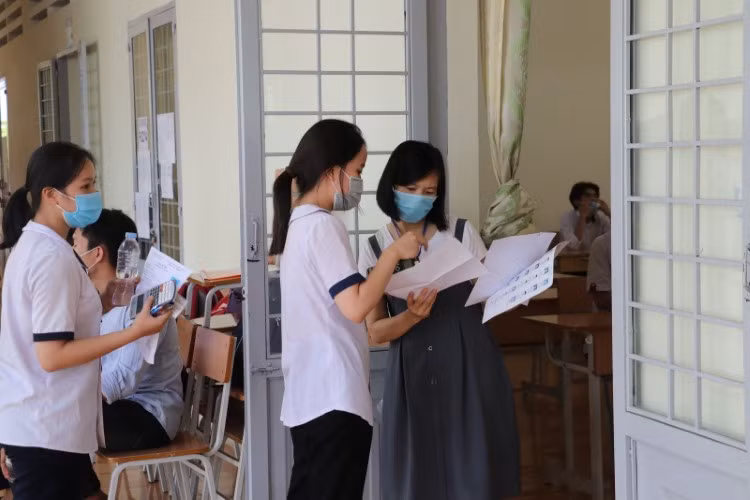 Thí sinh được đo thân nhiệt trước khi di chuyển về phòng thi tại điểm thi tỉnh Quảng Nam.