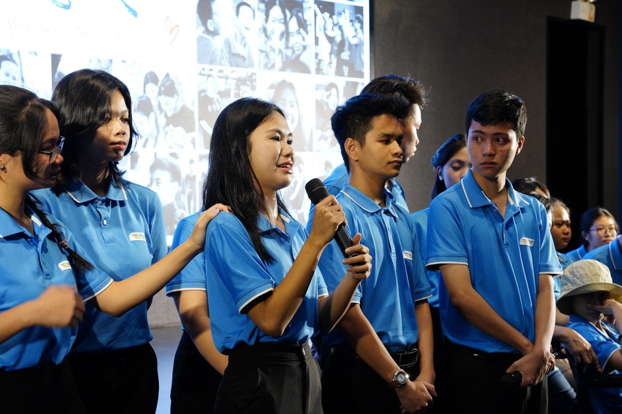 Không một học sinh nào ngăn được nước mắt khi nhớ lại những ngày đầu mới chuyển về Trường Hy vọng. Không một học sinh nào ngăn được nước mắt khi nhớ lại những ngày đầu mới chuyển về Trường Hy vọng.