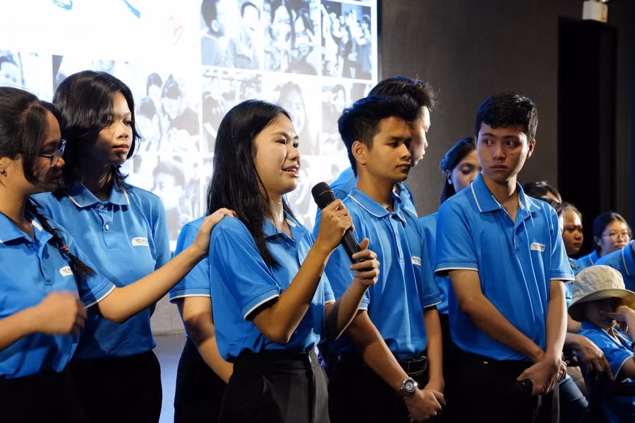 Không một học sinh nào ngăn được nước mắt khi nhớ lại những ngày đầu mới chuyển về Trường Hy vọng.