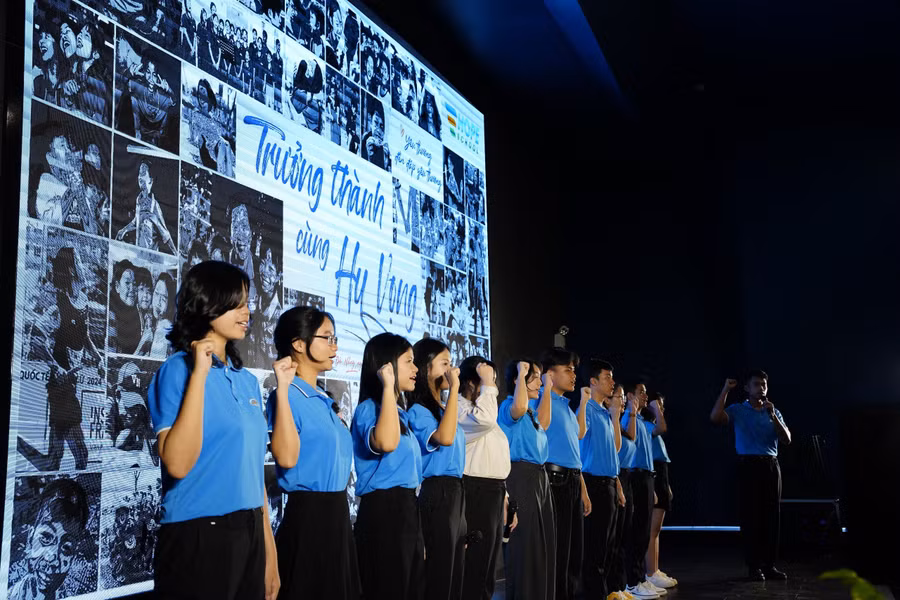 13 học sinh trưởng thành từ ngôi nhà mang tên Hy Vọng cùng chung lời hứa: "Dù đi đâu chúng con vẫn biết nơi đây là gia đình mình, dẫu có khó khăn vất vả vẫn giữ vững 10 lời hứa và lan tỏa tinh thần Hope đi khắp muôn nơi".