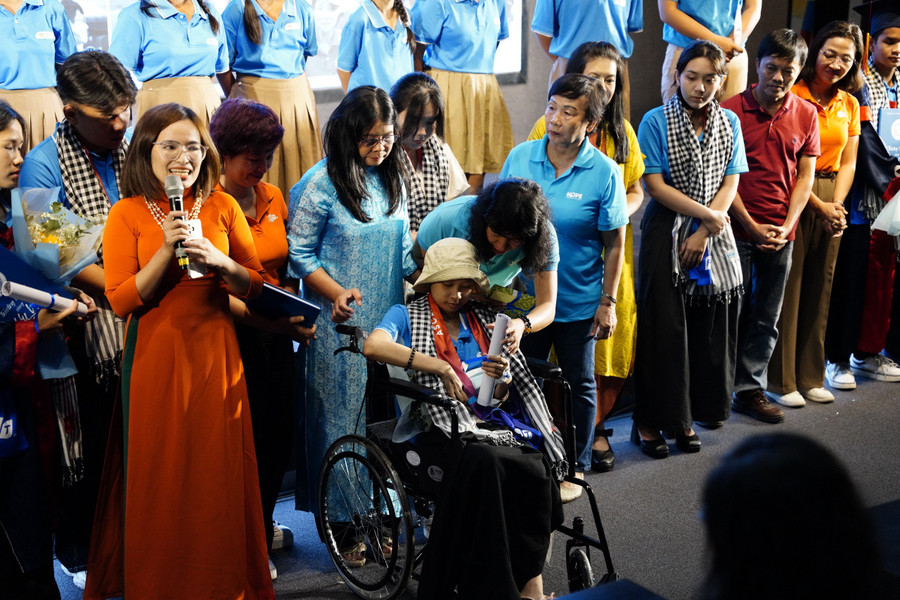 Em Đoàn Hoàng Bảo Trâm (18 tuổi) dự Lễ trưởng thành trên xe lăn, khi đang trong giai đoạn điều trị bệnh hiểm nghèo, nhận được nhiều động viên, chăm sóc của mọi người. Em Đoàn Hoàng Bảo Trâm (18 tuổi) dự Lễ trưởng thành trên xe lăn, khi đang trong giai đoạn điều trị bệnh hiểm nghèo, nhận được nhiều động viên, chăm sóc của mọi người.