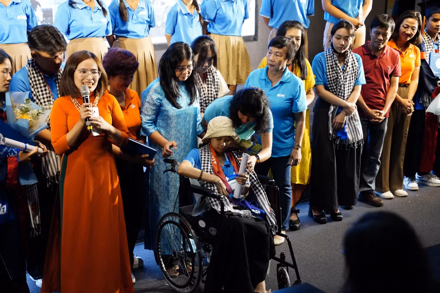 Em Đoàn Hoàng Bảo Trâm (18 tuổi) dự Lễ trưởng thành trên xe lăn, khi đang trong giai đoạn điều trị bệnh hiểm nghèo, nhận được nhiều động viên, chăm sóc của mọi người.