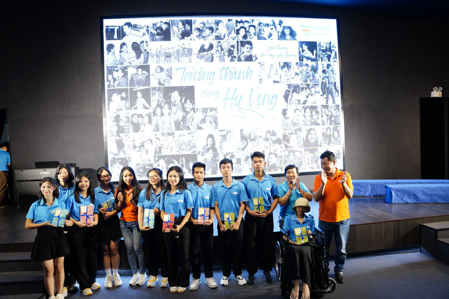 Sau lễ trưởng thành, 9 học sinh Trường Hy Vọng sẽ bước vào kỳ thi tốt nghiệp lớp 12. Dự kiến, chỉ có 1 em trở về quê ở Đồng Tháp, số còn lại vẫn ở Đà Nẵng tiếp tục theo học. Nhà trường sẽ đồng hành và hỗ trợ các em trong chặng đường mới. Sau lễ trưởng thành, 9 học sinh Trường Hy Vọng sẽ bước vào kỳ thi tốt nghiệp lớp 12. Dự kiến, chỉ có 1 em trở về quê ở Đồng Tháp, số còn lại vẫn ở Đà Nẵng tiếp tục theo học. Nhà trường sẽ đồng hành và hỗ trợ các em trong chặng đường mới.