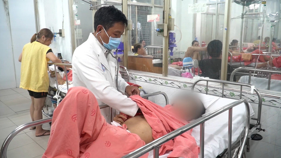 Bác sĩ Bệnh viện Chợ Rẫy thăm khám cho em N.T.K.