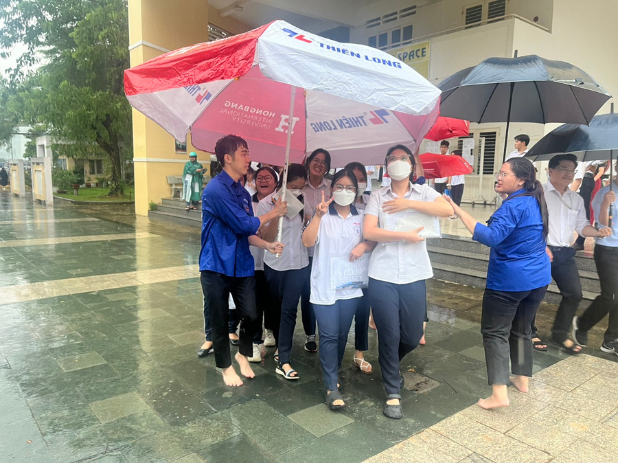 Thí sinh Đồng Nai rời trường thi chiều 29/6.