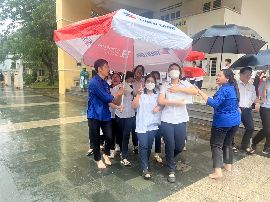 Thí sinh Đồng Nai rời trường thi chiều 29/6.