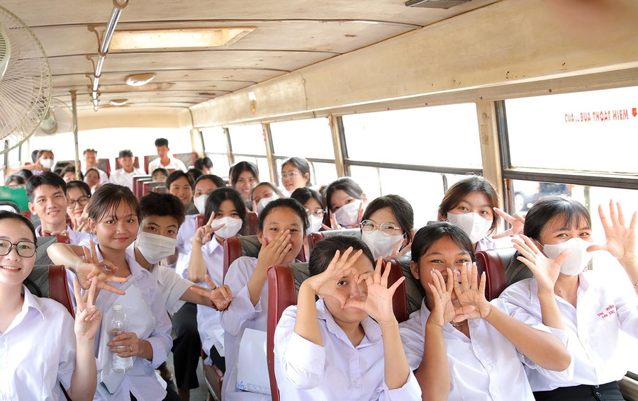 Trường phổ thông dân tộc nội trú, THCS&THPT Bù Gia Mập đã tổ chức xe đưa đón các em đến điểm thi tốt nghiệp THPT. Ảnh: BPO Trường phổ thông dân tộc nội trú, THCS&THPT Bù Gia Mập đã tổ chức xe đưa đón các em đến điểm thi tốt nghiệp THPT. Ảnh: BPO