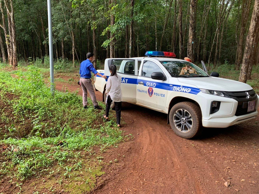 Lực lượng hỗ trợ kỳ thi đã dùng xe chuyên dụng đưa đón em đến điểm thi. Ảnh: TVN Lực lượng hỗ trợ kỳ thi đã dùng xe chuyên dụng đưa đón em đến điểm thi. Ảnh: TVN