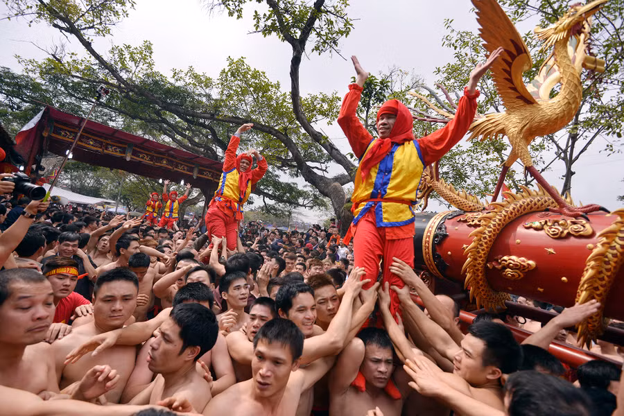 Phần vui nhộn nhất của lễ hội là nghi thức rước quan đám của 4 giáp thuộc Đồng Kỵ.