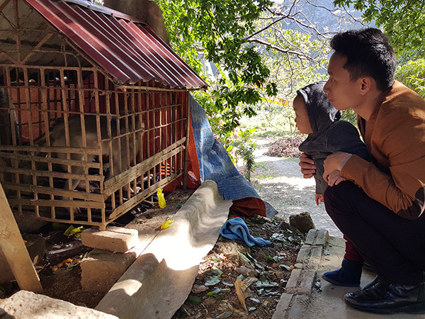 Du khách đang ngắm nhìn một "đại thánh" bị nhốt trong lồng sắt dưới chân núi Nhẫm Du khách đang ngắm nhìn một "đại thánh" bị nhốt trong lồng sắt dưới chân núi Nhẫm