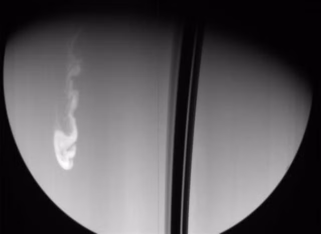  Vết trắng lớn xuất hiện định kỳ trên sao Thổ 