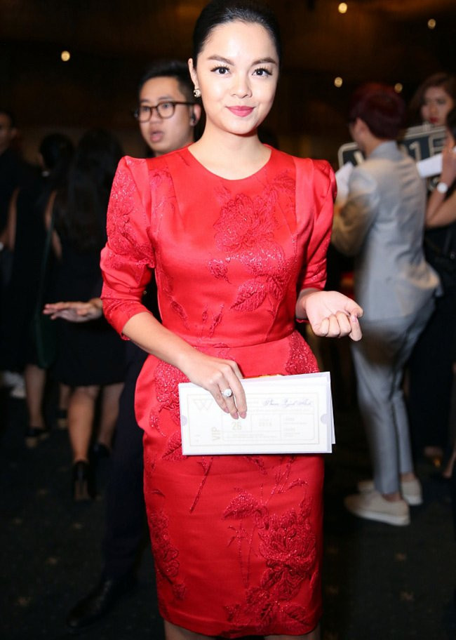 22 chiếc váy đỏ nồng nàn của mỹ nhân Việt đầu xuân hình ảnh 21 22 chiec vay do nong nan cua my nhan viet dau xuan hinh anh 21