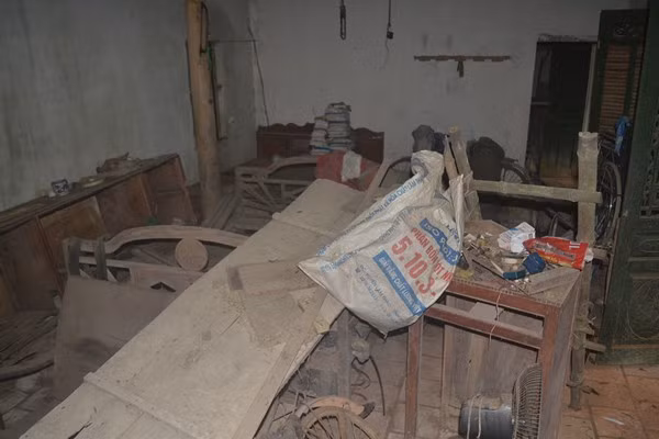 Cuộc sống kỳ lạ của 2 chị em "người rừng" giữa "ốc đảo" hoang vắng ảnh 14