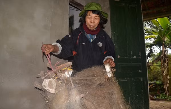 Cuộc sống kỳ lạ của 2 chị em "người rừng" giữa "ốc đảo" hoang vắng ảnh 15