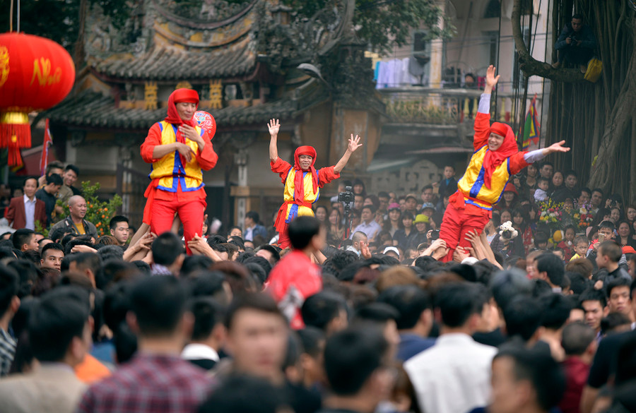 Quan đám chít khăn đóng giả gái mua vui cho mọi người, còn các thanh niên chen lấn, xô đẩy chạy vòng quanh. Vị quan đám nào được giữ đứng lâu nhất sẽ là người chiến thắng. Quan đám chít khăn đóng giả gái mua vui cho mọi người, còn các thanh niên chen lấn, xô đẩy chạy vòng quanh. Vị quan đám nào được giữ đứng lâu nhất sẽ là người chiến thắng.