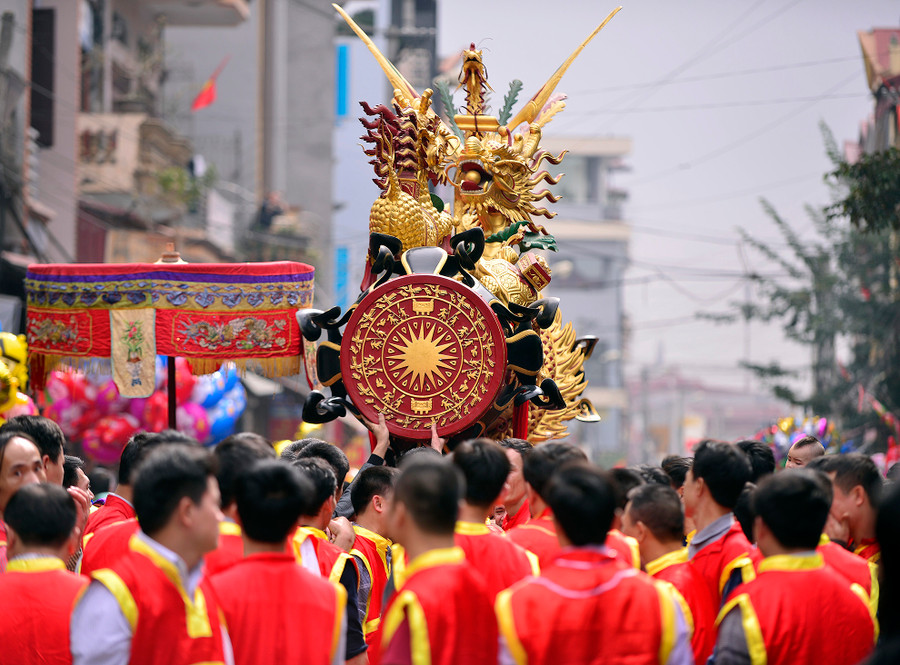 Ở hai đầu pháo có hình hoa văn trống đồng và ngôi sao vàng năm cánh. Ở hai đầu pháo có hình hoa văn trống đồng và ngôi sao vàng năm cánh.