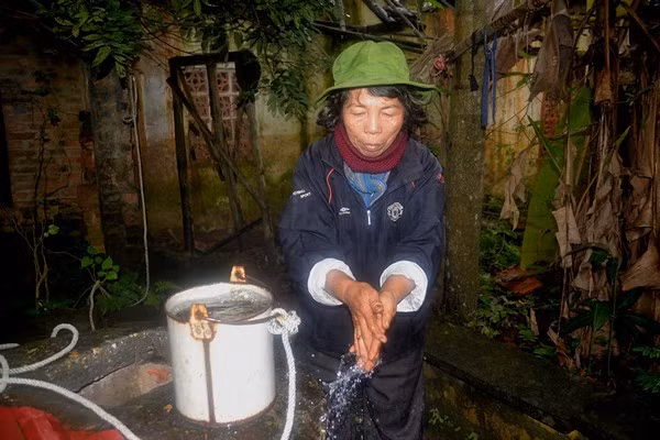 Cuộc sống kỳ lạ của 2 chị em "người rừng" giữa "ốc đảo" hoang vắng ảnh 17