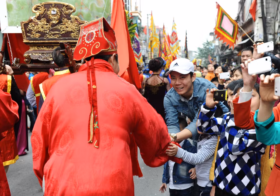 Trên đường rước pháo, đoàn thỉnh thoảng lại dừng lại và các thanh niên hò reo khiến không khí càng thêm náo nhiệt.