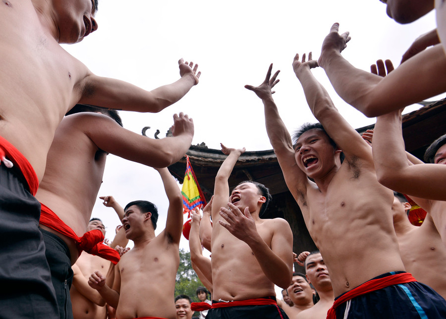 Lúc này những thanh niên tổ chức nghi lễ dô quan đám, cởi trần và reo hò cổ vũ. Những ai được tham gia vào đội ngũ này là một vinh dự. Lúc này những thanh niên tổ chức nghi lễ dô quan đám, cởi trần và reo hò cổ vũ. Những ai được tham gia vào đội ngũ này là một vinh dự.