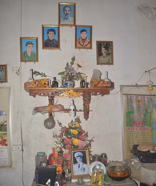 Cuộc sống kỳ lạ của 2 chị em "người rừng" giữa "ốc đảo" hoang vắng ảnh 18