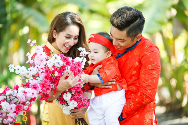 Gia đình Khánh Thi - Phan Hiển hạnh phúc du xuân Gia đình Khánh Thi - Phan Hiển hạnh phúc du xuân