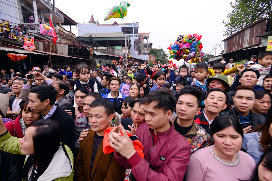 Người dân trong làng và khách du lịch thập phương xếp hàng dài để chờ đoàn rước đi qua. Đối với nhiều người Đồng Kỵ, họ coi lễ hội như dịp đánh dấu hết Tết. Người dân trong làng và khách du lịch thập phương xếp hàng dài để chờ đoàn rước đi qua. Đối với nhiều người Đồng Kỵ, họ coi lễ hội như dịp đánh dấu hết Tết.
