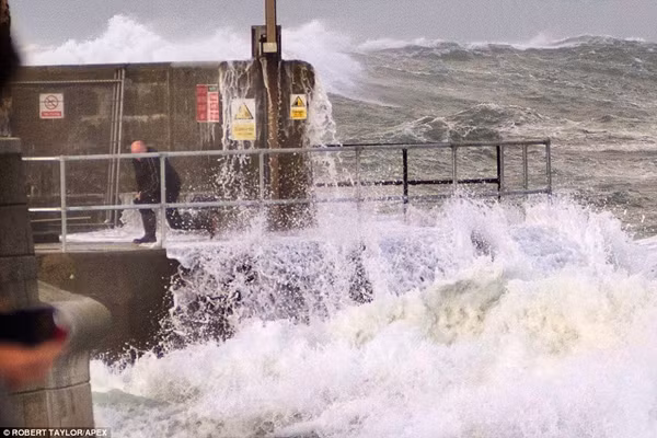 Ham chụp ảnh với siêu bão, cặp đôi bị sóng đánh suýt chết ảnh 3