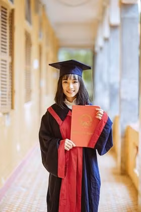 Hình ảnh của Thư trong lễ ra trường